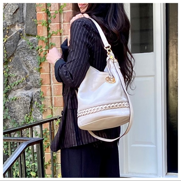 Fabulous Micheal Kors Leather chic Bucket Bag - Picture 4 of 9